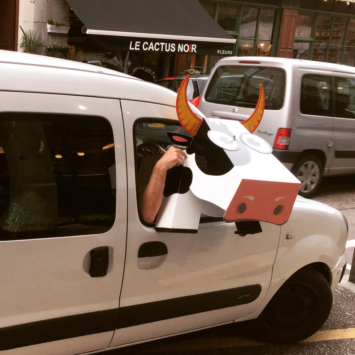 LesAlpages's tweet photo. En voiture Simone, on part en week-end ! 
#cow #vache #Grenoble #fromage #cheese http://t.co/xy8Y05OUlU
