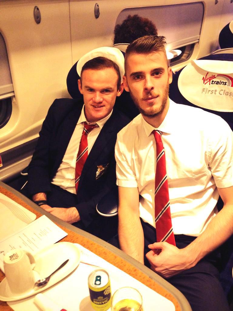 WayneRooney's tweet photo. Congratulations to @D_DeGea on being nominated for PFA Player of the Year. Well deserved, he's been unbelievable http://t.co/As5GXg7FXn