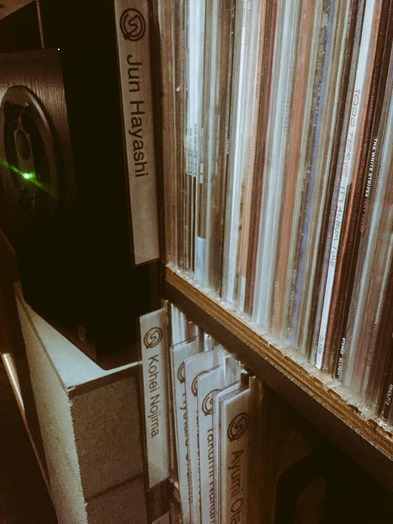 _rinjun_'s tweet photo. Spincoaster Music Barのレコード棚にインデックスを追加しました。誰がキープしたレコードなのかが分かるようになっています。#spinbar http://t.co/ZsYteDW63U