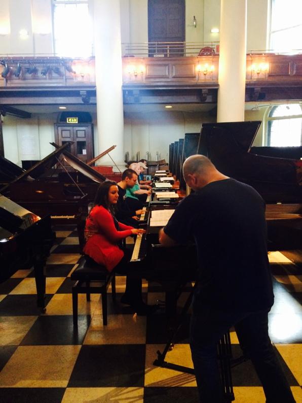 pianocircus's tweet photo. The awesome @AndrewJenner2 doing his thing #Pianos #StJohnsSmithSq #Steinway http://t.co/HQnc6h6dLL