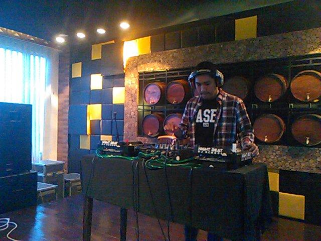 djschool_nb's tweet photo. Cek sound.. Let's move guy's.. At fortune fest hotel yogyakarta... @fahmihafian http://t.co/WpeNL1lnKt