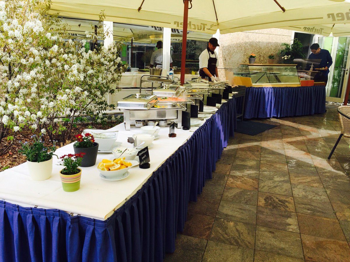 NOVINASwp's tweet photo. Die #Mittagspause im #Südwestpark lecker #Grillbüffet - von 12 -14 Uhr! Schöne #Mittagspause liebe Nürnberger! http://t.co/JrdnXBbCrO