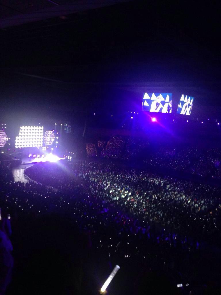 dararinx's tweet image. แฟนมีตหรือคอนเสิร์ตอีห่าตอบ