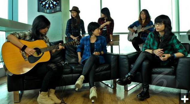 teasingtakagi's tweet photo. Digawangi 6 Cewek, Apel Band Bakal Saingi SHE Band? @liputan6dotcom http://t.co/tKhbXNYoDW http://t.co/GeuYsnyMWk