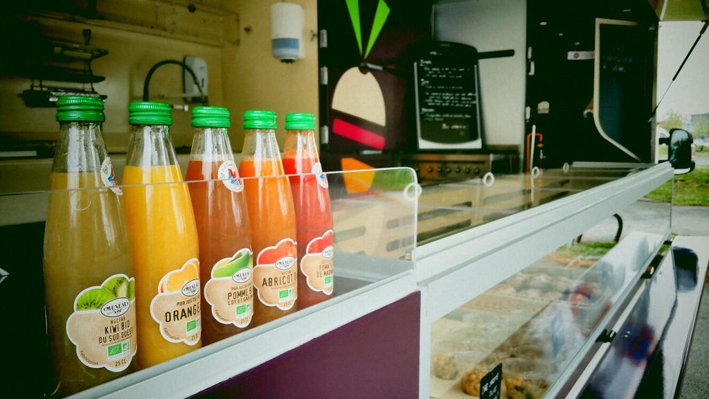 BarbaraLuzynska's tweet photo. @legumerie #lalegumerie un joli dégradé de bon jus de fruits #biolocaux pour faire revenir le soleil ! #onycroit http://t.co/qV5pITRYps