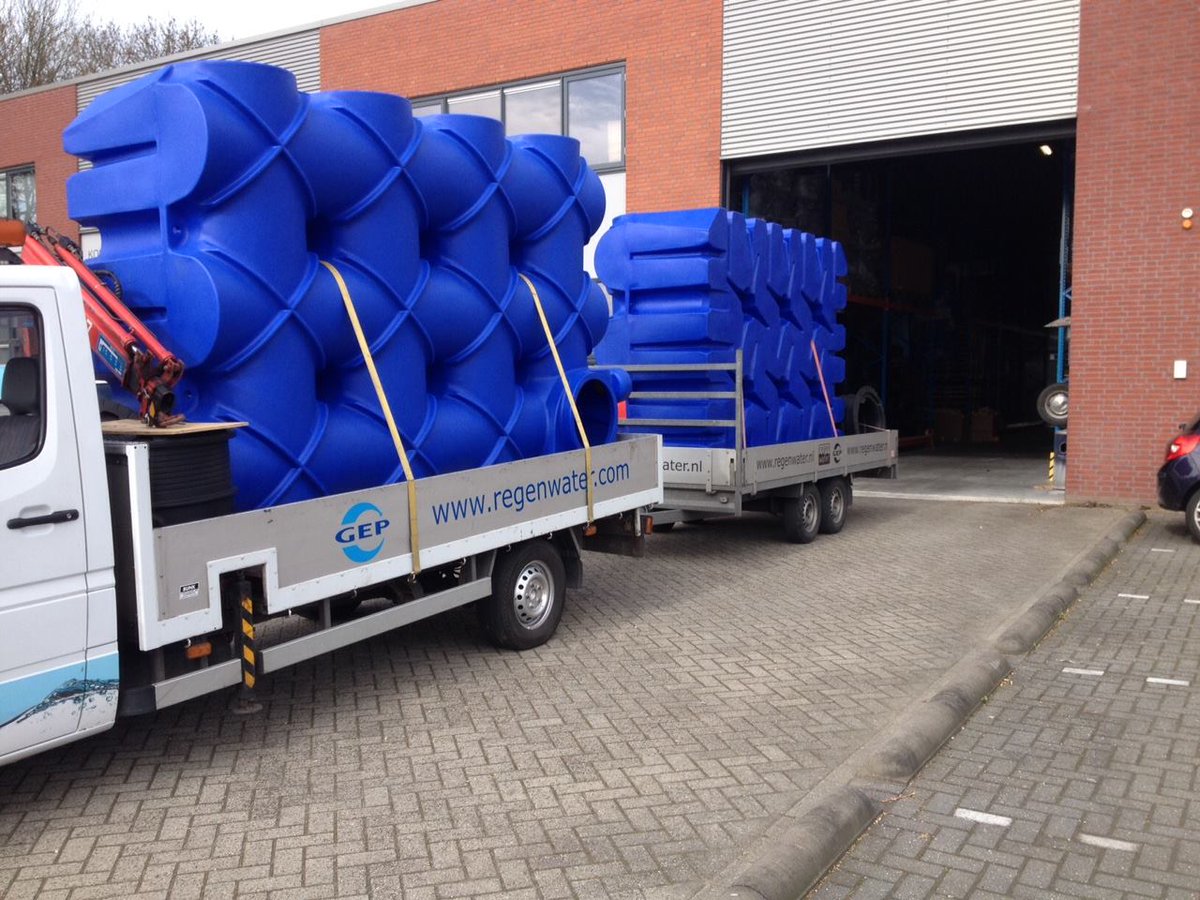GEPrainwater's tweet photo. Few more tank deliveries today just before the weekend! 2 Flatline rainwater tanks. 
More info:http://t.co/zInkGSS923 http://t.co/19gYo28n8o