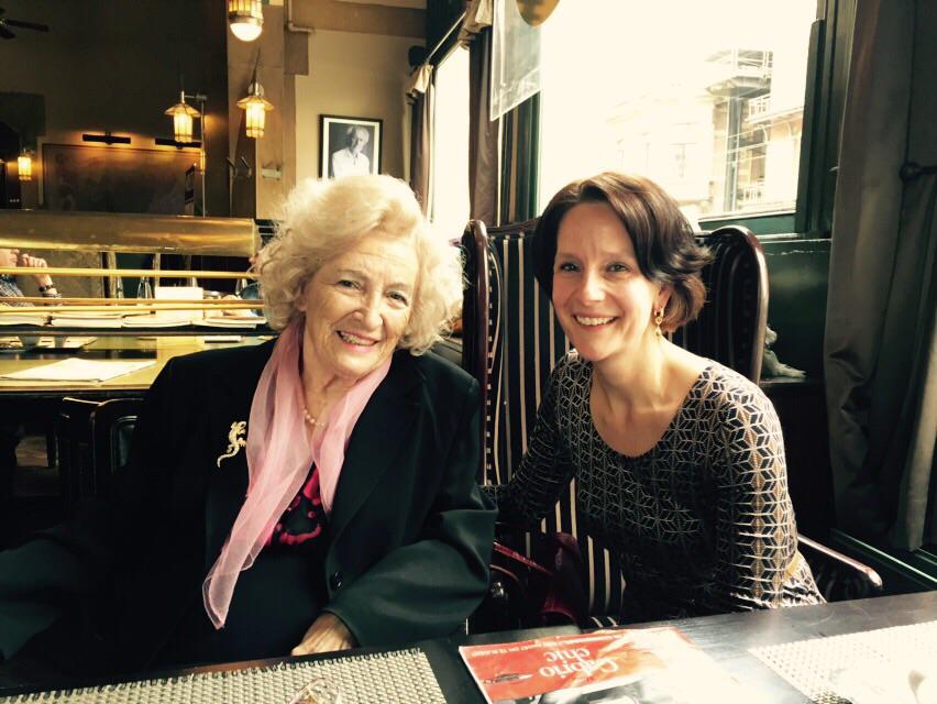 Wencke begeleidt Bergen-Belsen overlevende Hetty Verolme tijdens interviews: "Een vrouw om in je hart te sluiten."