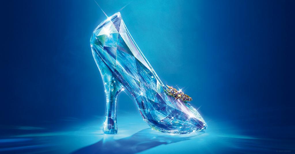 DisneyFR's tweet image. La chaussure de #Cendrillon vous fait rêver ? RT pour tenter de remporter la réplique de la chaussure du film !
