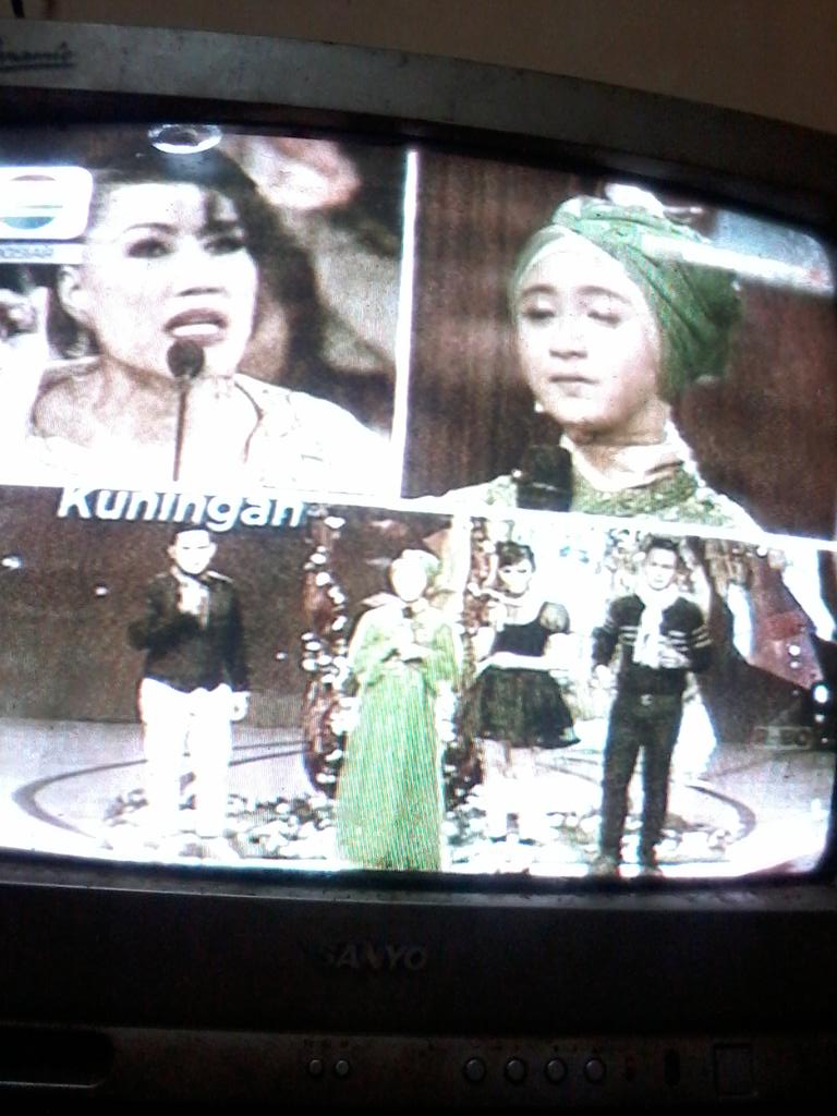 MelaWardani's tweet photo. semangat buat neng ega naon cing... teh rina salam buat yg megang seruling. #SuksesYaSay @IndosiarID. #D'Academy2 http://t.co/ufVX2pFOgT