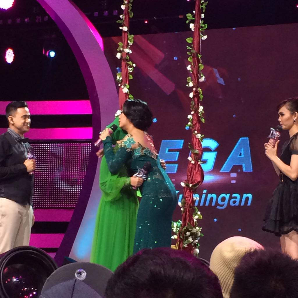 Indosiar's tweet photo. Kita semangatin @DA2_Ega yukkkkk buar penampilan kedua Ega lebih bagus lagi #DAcademy2 http://t.co/3AFVdVfMwX