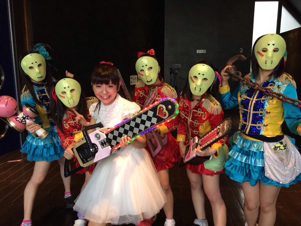一咲美葵 Ichisaki Miki ニコ生放送 ミュージックガール 最初の放送のイチサキのインタビューコーナーにて アリス十番さんと写真を撮って頂きました なんとあの チェーンソーを持たせてくれましたよ 喜 ありがとうございました 仮面女子