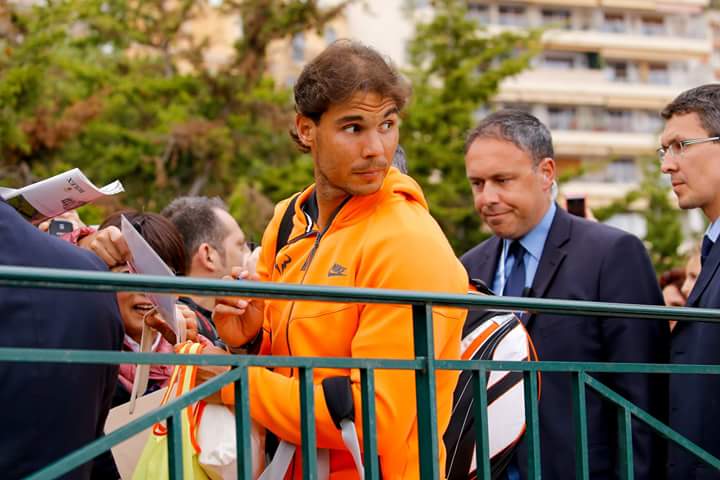 gigicat7_'s tweet image. Nadal signing autographs while watching some tennis after practice. #multitasks