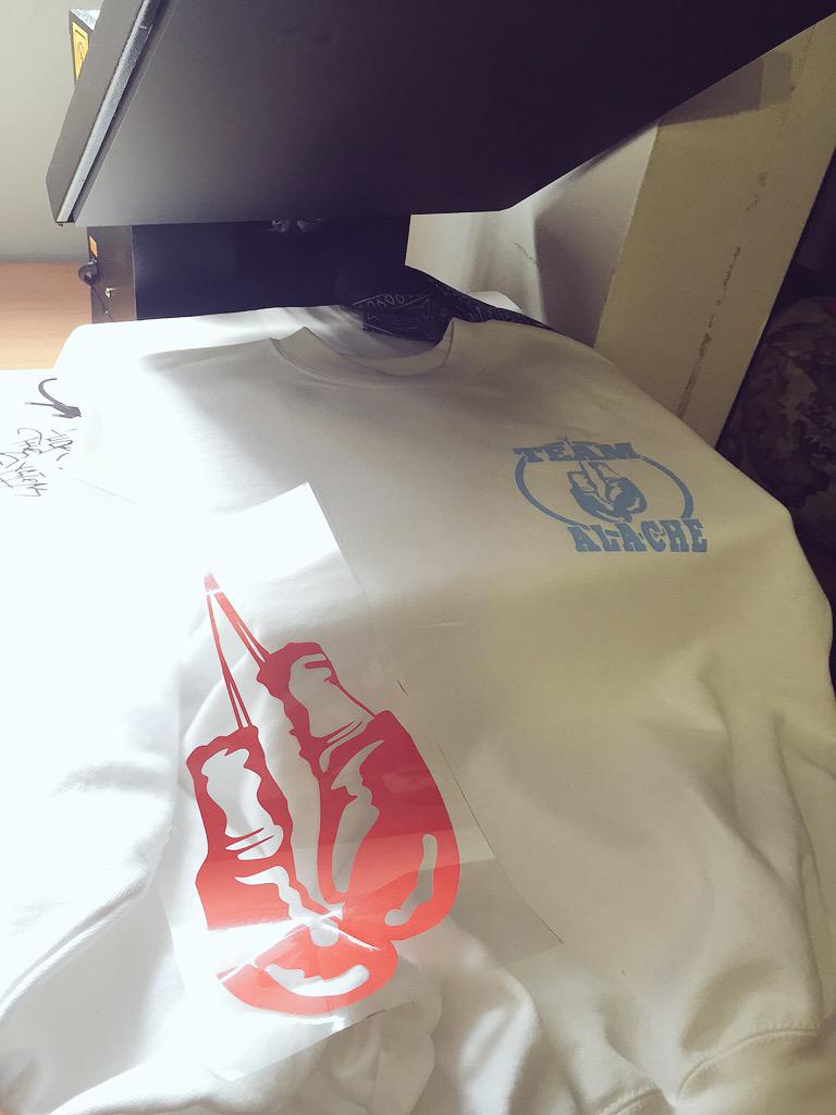 TheLowCloth's tweet photo. Trabajando en la nueva ropa de @gimnasioalache #TeamAlache #Boxeo #Gimnasio http://t.co/rwzctDxz35