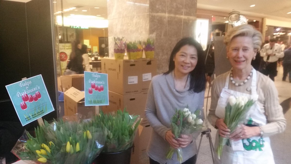Selling tulips today <a href="/BayAdelaideCtr/">Bay Adelaide Centre</a> &amp; <a href="/Manulife/">Manulife</a> in #Toronto for #Parkinson's.#ParkinsonAwarenessMonth