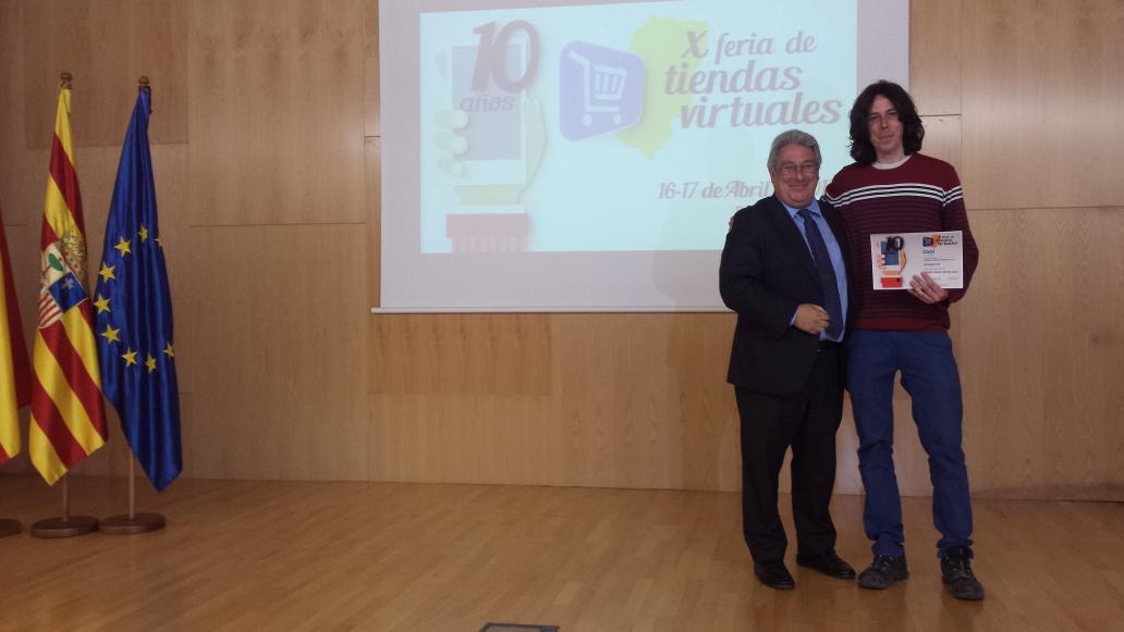 oasi's tweet photo. Premio a la mejor tienda novel #FTVWalqa @numwear http://t.co/ByJ4dYg3v1