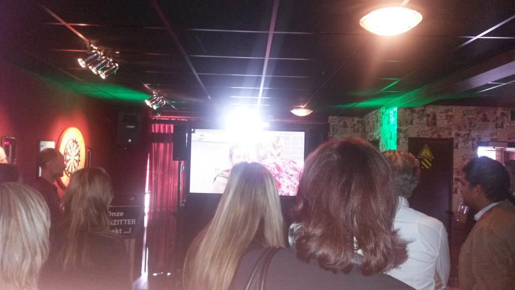 Met z'n allen in de prom de uitzending kijken. Nu live <a href="/wosmedia/">WOS</a>