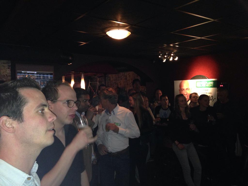 Met alle vrijwilligers van <a href="/WLlatenight/">Westland Late Night</a> de 1e uitzending kijken op WOS TV in @bar_deprom