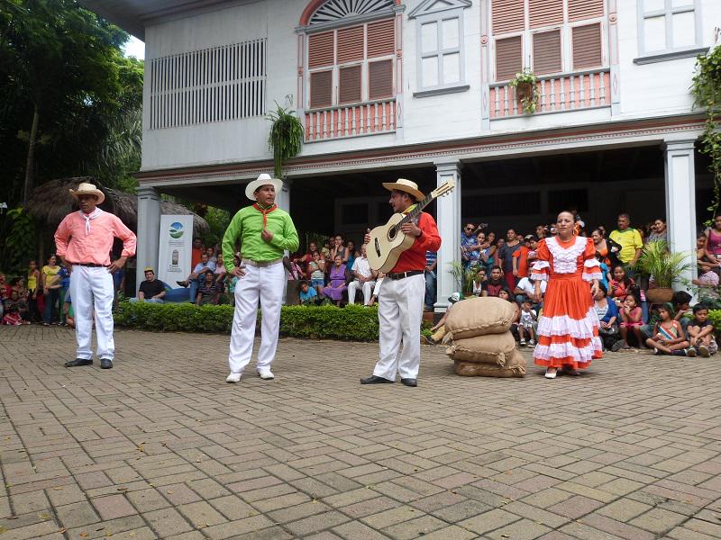 loscompadresec's tweet photo. @loscompadresec les invita este fin de semana a @PHGEcuador para que disfruten del show montubio!. http://t.co/3bqX2hsDLi