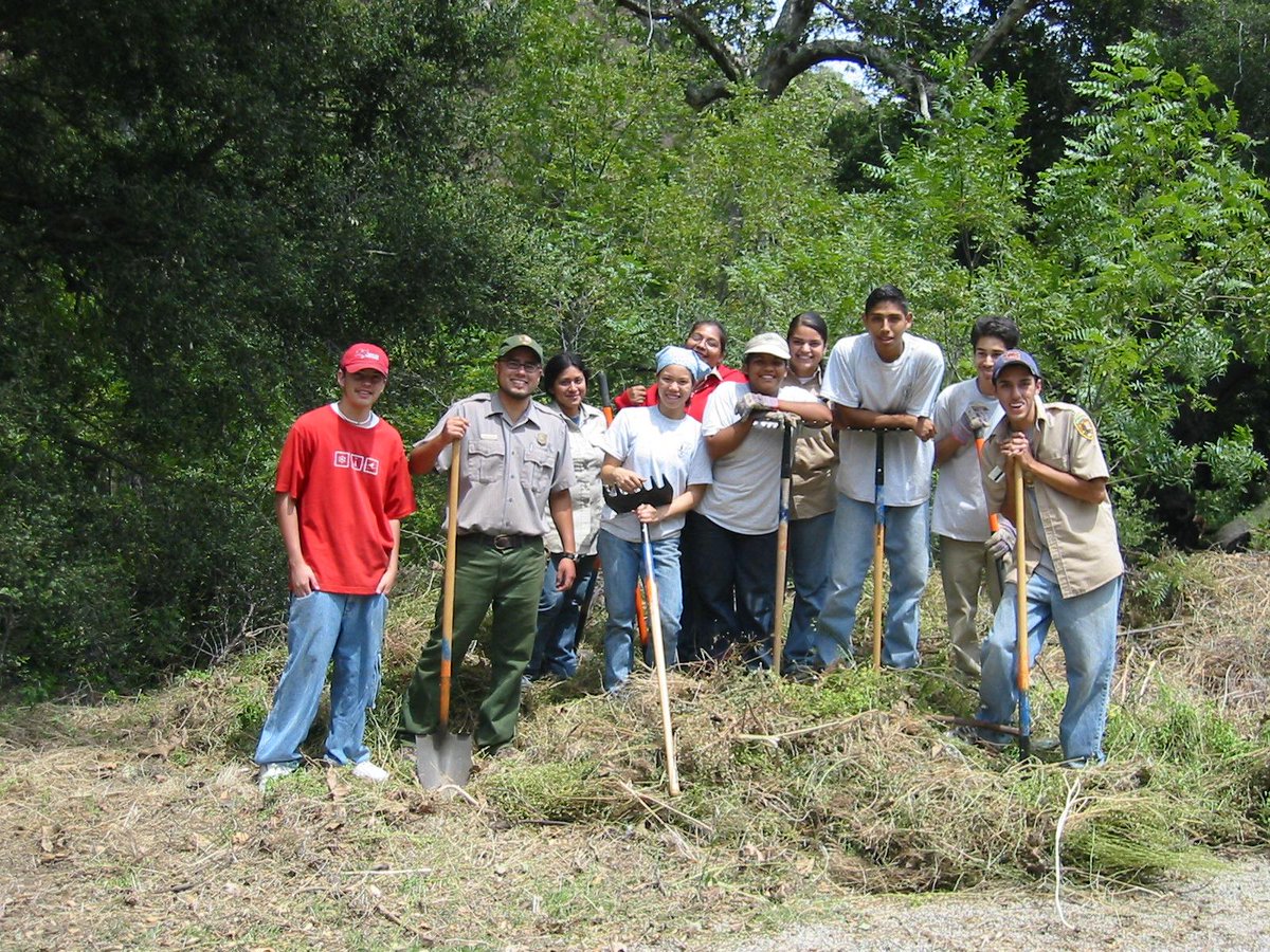 SamoFund's tweet photo. Many thanks to youth who help out in @SantaMonicaMtns #GlobalYouthService http://t.co/0fnYsoYHak
