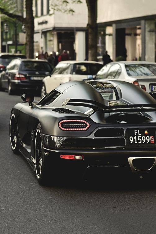 Love this black matte Koenigsegg 😘👌