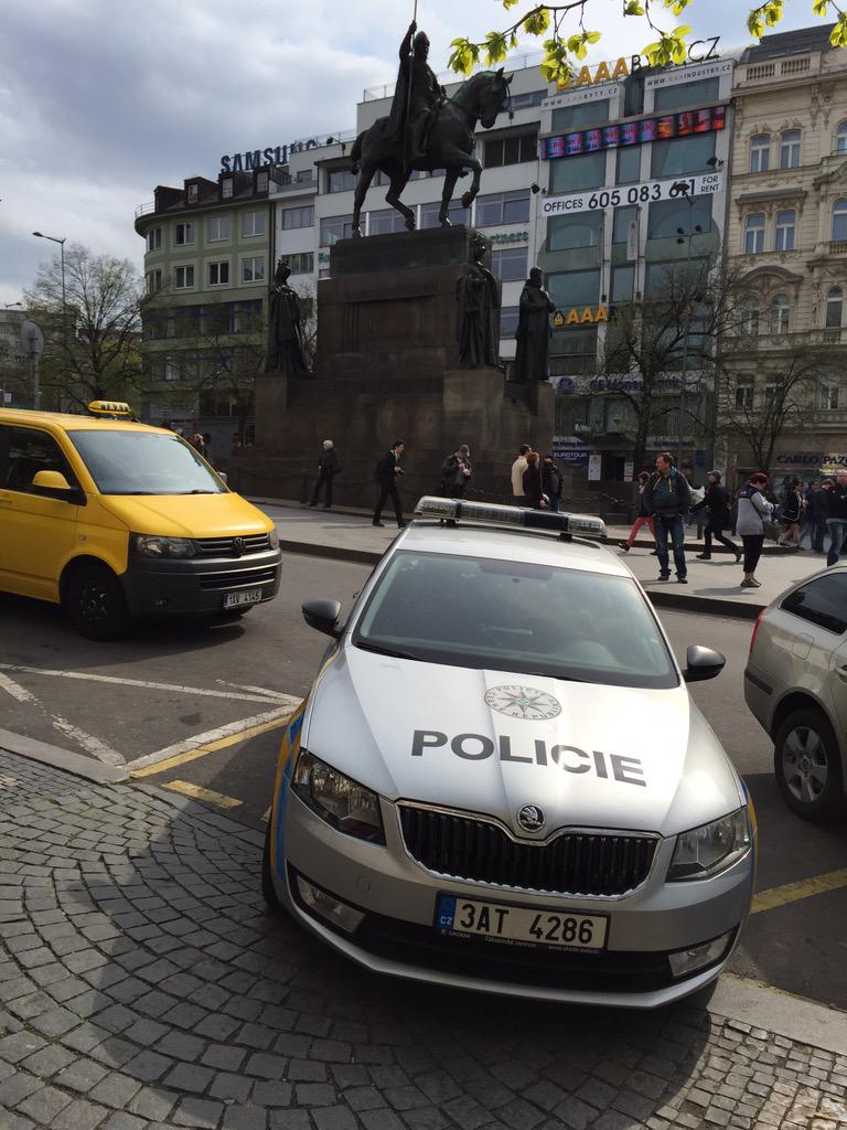 JirkaKral's tweet photo. Uz jste nekdy volali na policajty policajty?😂 My jo... Neda se proste vyjet @invertart http://t.co/BplLuxLXrh