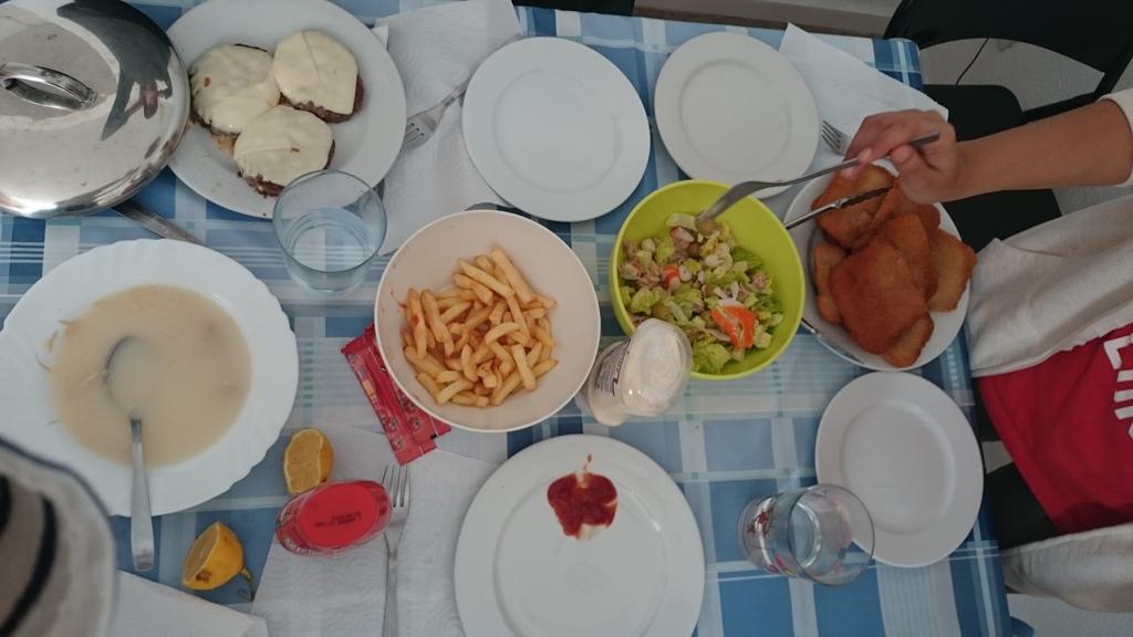 CristinaArjona1's tweet photo. Me encantan nuestras comidas familiares diarias 😍 @letiarcos @araaceliCP @Skadrib @JuanMorollon @jmartinbarroso http://t.co/2oUvxaXs71