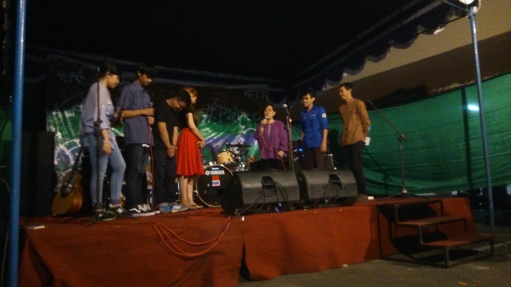 HMTK_CE's tweet image. Nah sekarang saatnya simbolis pemberian kenang kenanganan dari kepala Prodi dan ketua HMTK