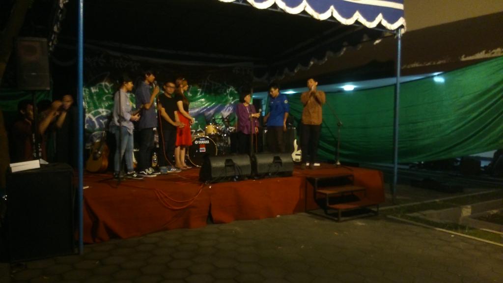 HMTK_CE's tweet image. Nah sekarang saatnya simbolis pemberian kenang kenanganan dari kepala Prodi dan ketua HMTK