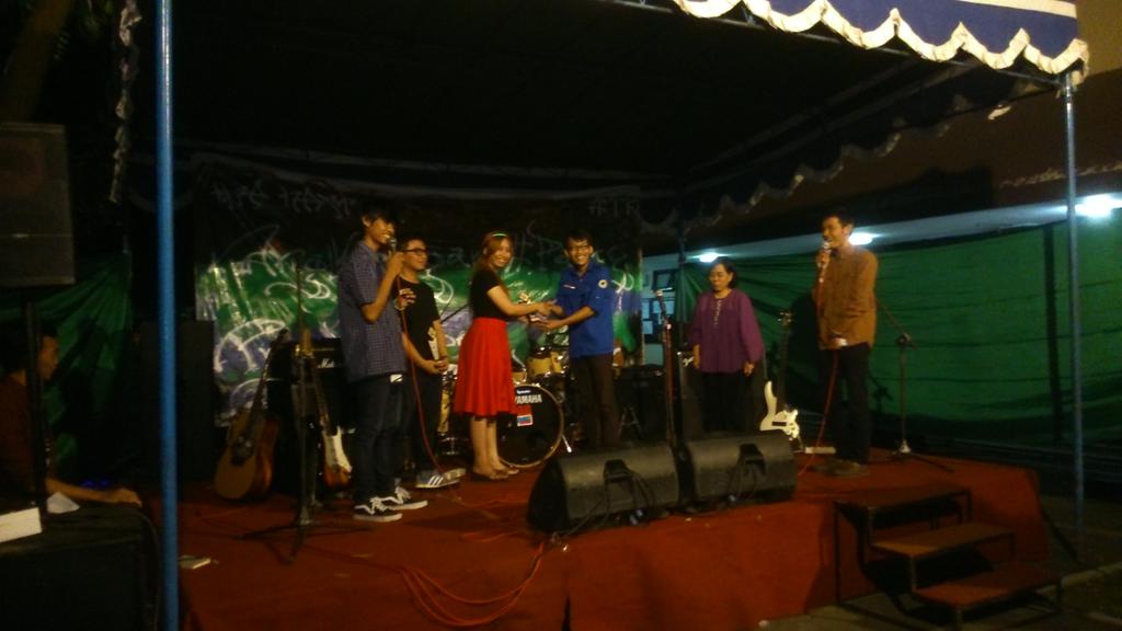 HMTK_CE's tweet image. Nah sekarang saatnya simbolis pemberian kenang kenanganan dari kepala Prodi dan ketua HMTK