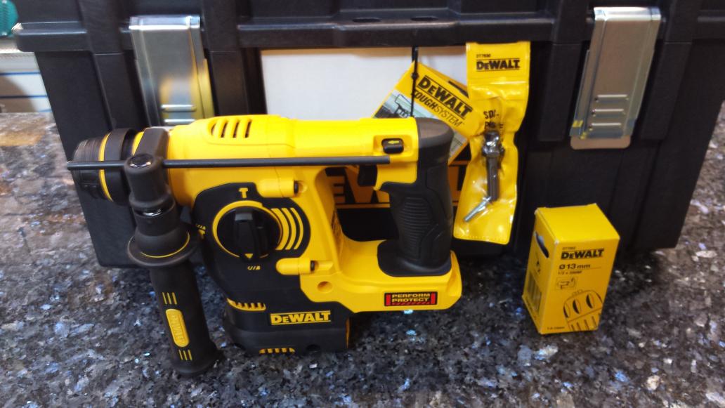 Wrayways's tweet image. Here is the latest 6pc Dewalt kit. part1