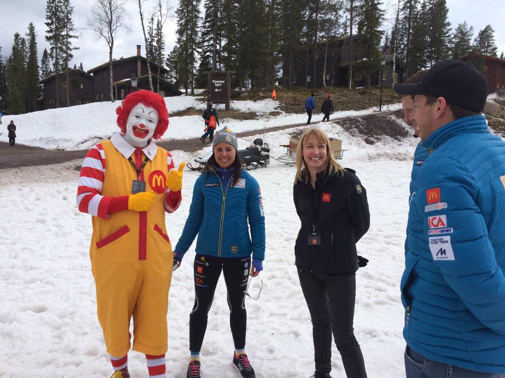 ulliskw's tweet photo. Ronald briefar några av stjärnorna @mcdse #litevälstoltsponsor #familjehelgisalen http://t.co/EPIy85Gry9