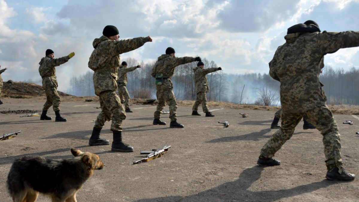 T13's tweet image. Paracaidistas de EE.UU. llegan a Ucrania para entrenar a la Guardia Nacional » bit.ly/1ba5MJH