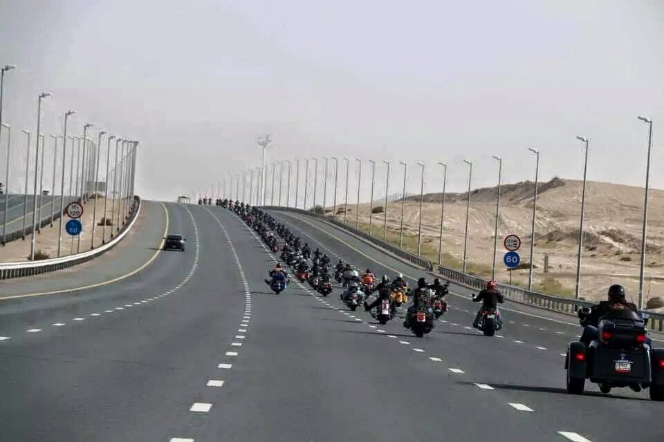 dubaigradblog's tweet photo. Voznja van grada Dubaia, motociklima najbolje po zimi! #hog #Dubai #motocikli #motori #harleydavidson http://t.co/IluNKzV0og