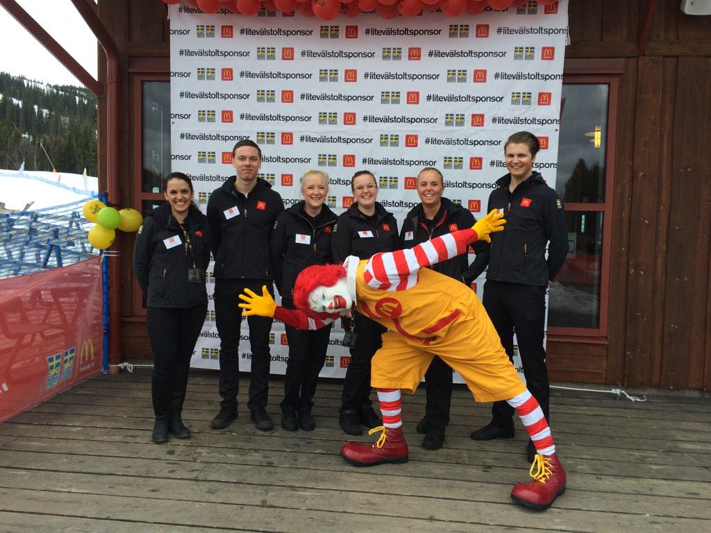 ulliskw's tweet photo. The crew @mcdse #litevälstoltsponsor #familjehelgisalen http://t.co/SnzSoJSdOO