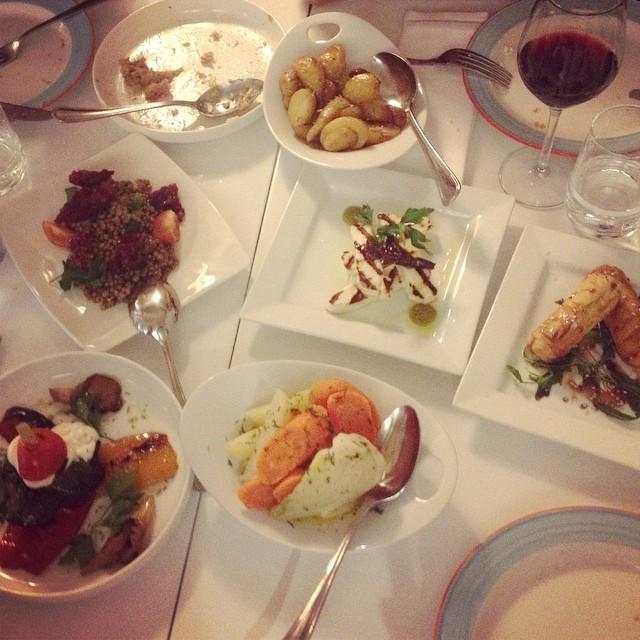 YelpBrussels's tweet photo. Wij wensen jullie een weekend vol lekker eten, goeie wijn en leuk gezelschap! #Strofilia #… http://t.co/ylgTvQz1ex http://t.co/HYL07l1p6H