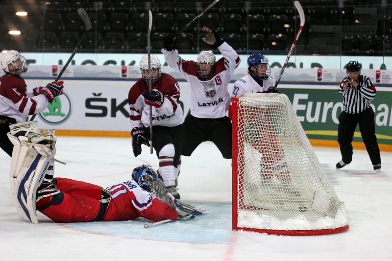 FPerissinotto's tweet image. Quand tu ne peux que regarder le puck filer au fond du but. #LATCZE