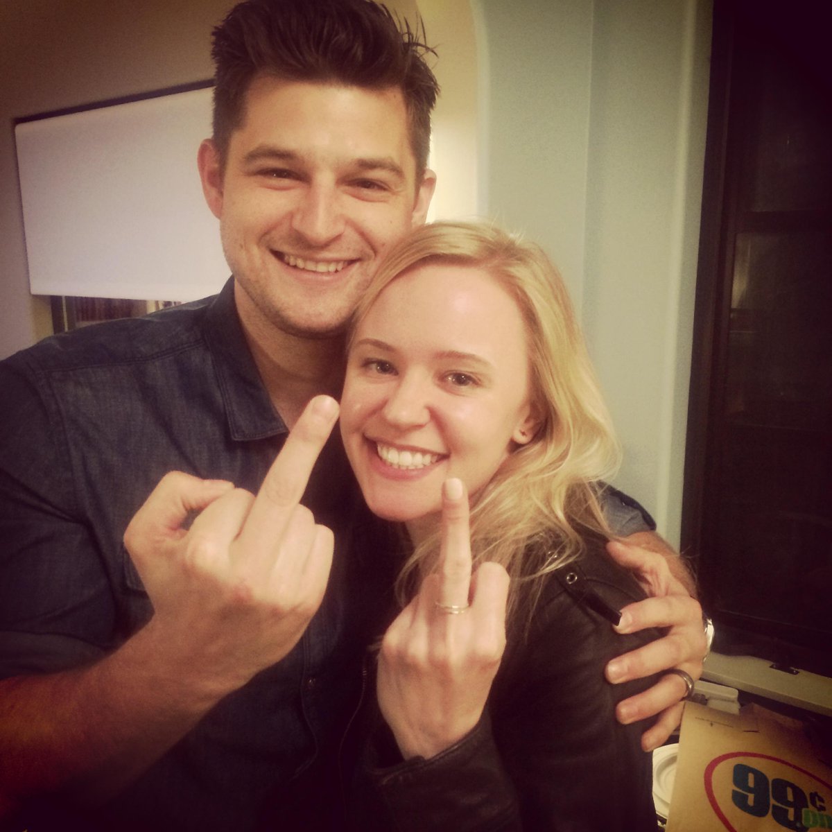 _kellyosullivan's tweet image. the finger, 2.0  @SirensUSA #sirensusa #sirensseason2