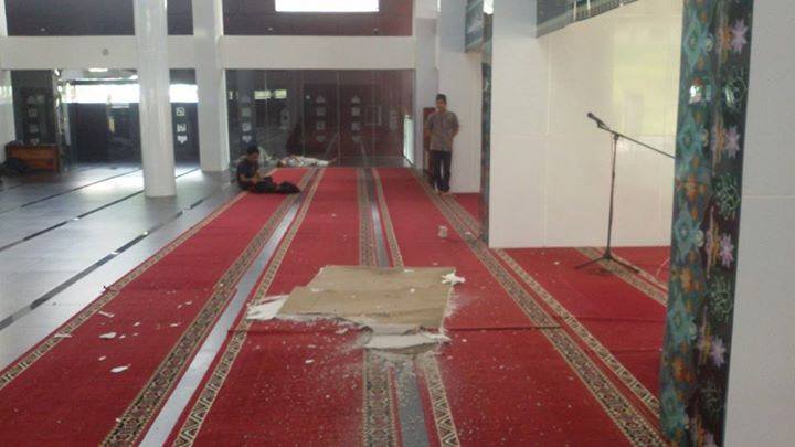anakunpadcom's tweet photo. Baru satu tahun dibangun, plafon masjid roboh ya tadi. wah ada apa ini ya... #KritisUnpad http://t.co/2vhaN9R3UV
