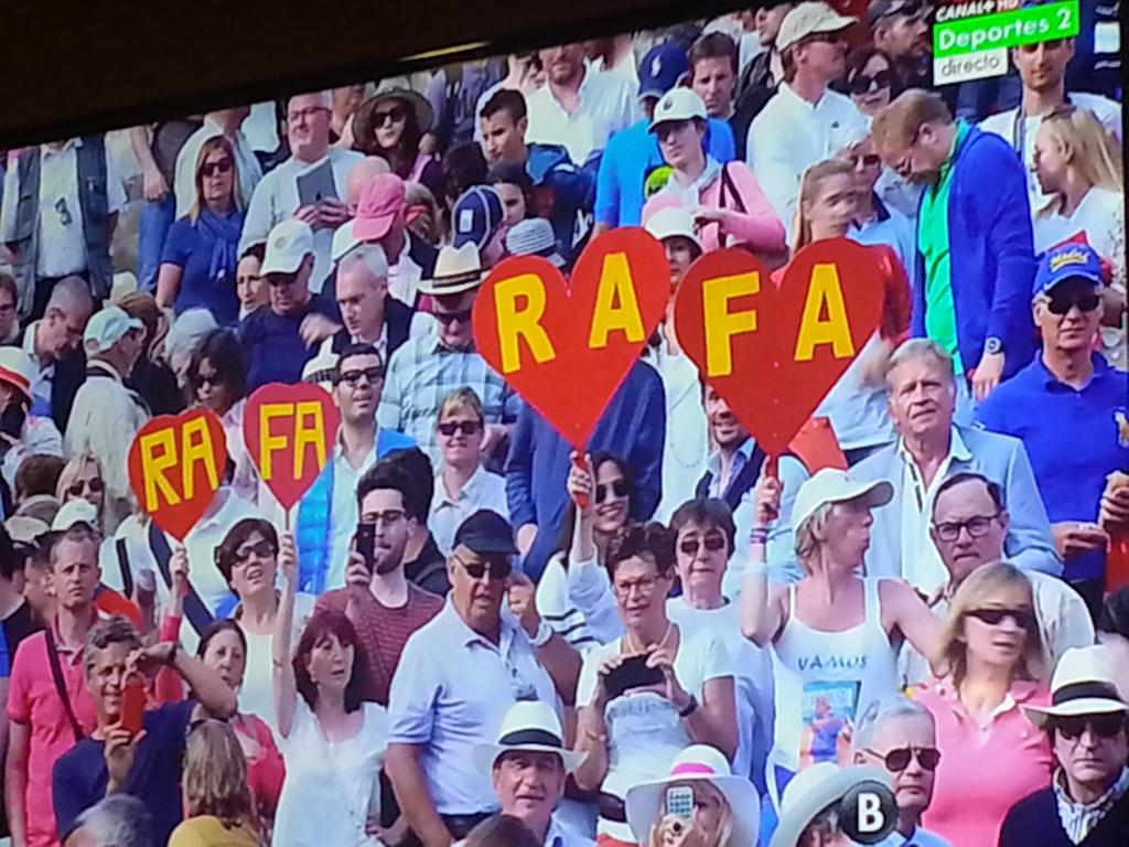 manuel_sanpedro's tweet photo. Impresionante partido de dos fenomenos....gracias David por tu gran tenis....animo Rafa eres el mejor...!!!! http://t.co/ECScuA8hJJ