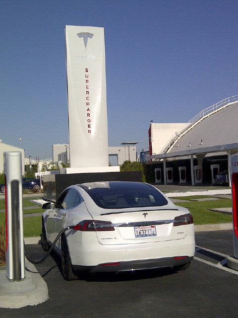 AM_MJordan's tweet image. #Tesla #P85D charges at mothership after our 700mi tour. Like a classic Jag, only for this century, not the last one.