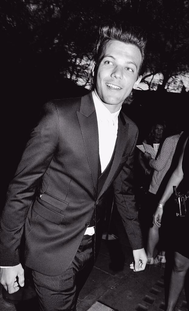 Facts1DSP's tweet photo. Louis en el evento de ayer por la noche #Facts1DSP http://t.co/5TXtizCvg0