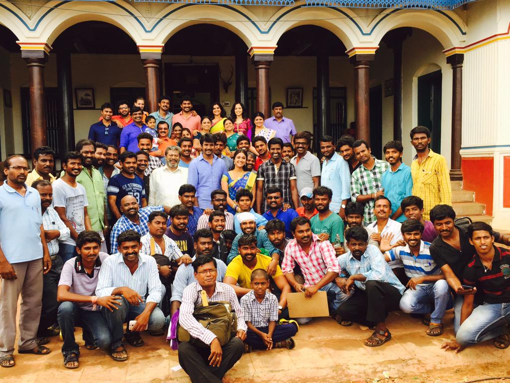 Siva_Kartikeyan's tweet photo. Completed #RajiniMurugan today..This time coming wit a big team to entertain u..First look on April 25th👍😊 http://t.co/wSnm1RL7Qw