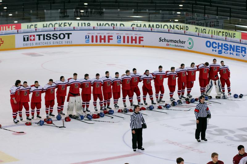 FPerissinotto's tweet image. Les joueurs tchèques, durant l'hymne national, après leur victoire. #LATCZE