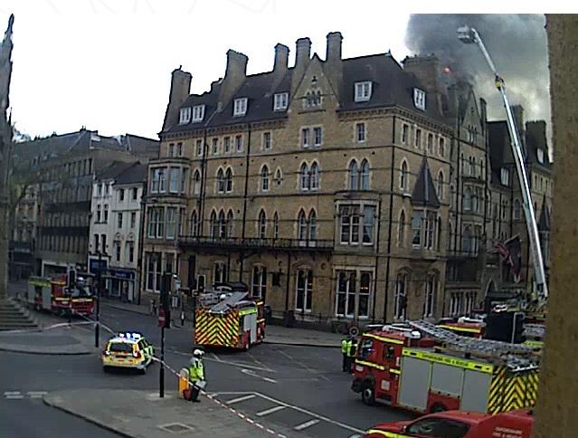 TheOxfordMail's tweet photo. Randolph fire: Flames now visible at the roof of the hotel #Oxford http://t.co/2q7ieOKHZ2 http://t.co/7SOPV3Fe9e