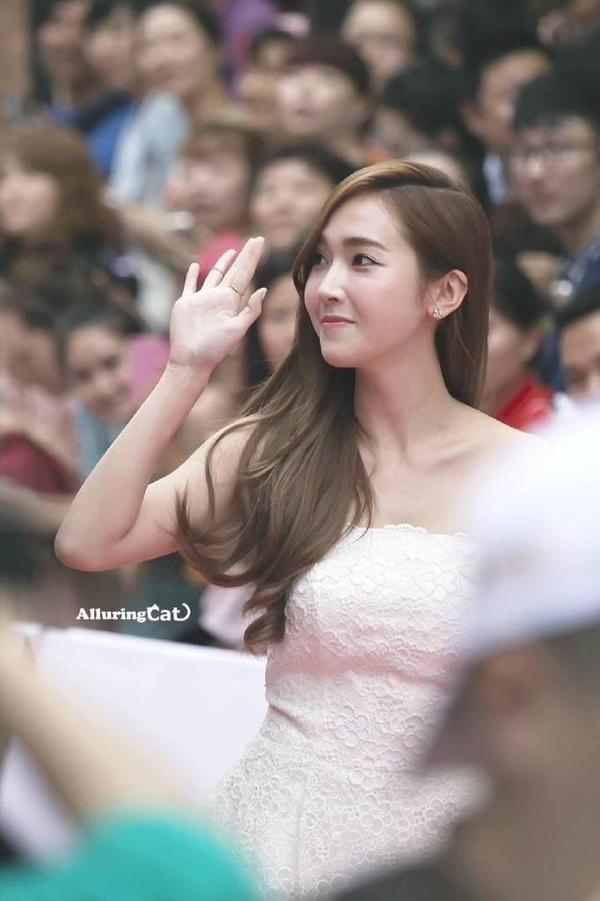 Happy birthday to the queen of airport fashion, jessica jung.Stay strong maomao.  