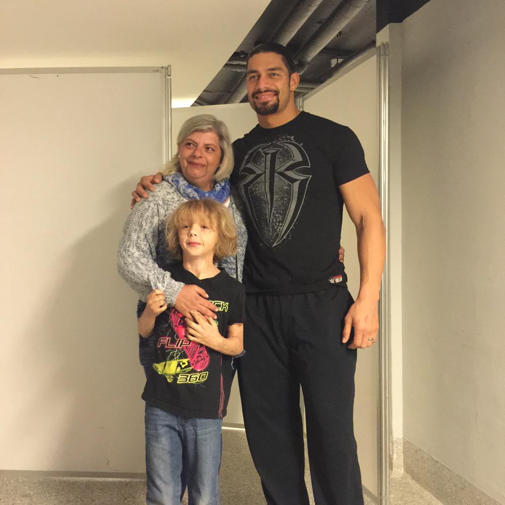 Roman Reigns généreux à son tour CCzxfglWEAAMHFY