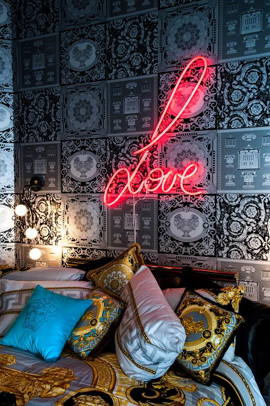 MilanFW's tweet photo. "Love" at @Versace Home: http://t.co/BMzC04A8IF #MilanoModaDesign #VersaceHome2015 http://t.co/MaOwxSWVXv