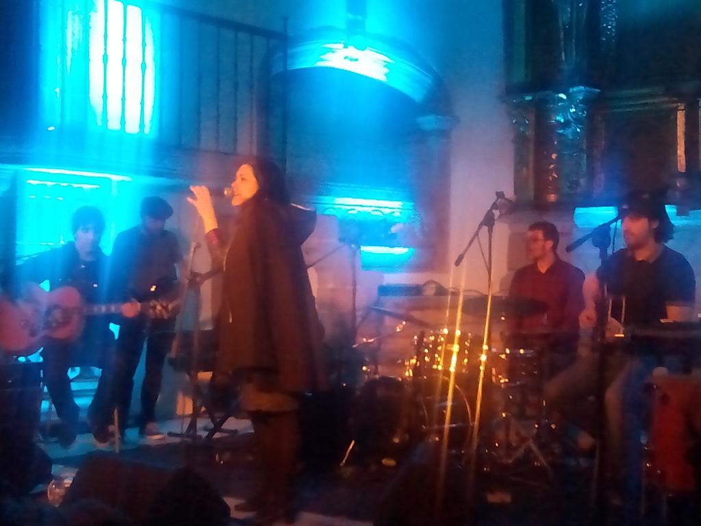 VictorRVillar's tweet photo. La Villana cantando a Daniel Johnston #gijonsounfestival2015 #_fb http://t.co/VDa5xsxAiG