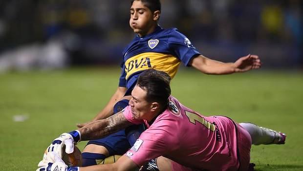 24HorasTVN's tweet photo. Portero de Palestino se movió al ritmo de la barra de Boca Juniors http://t.co/LhYpAANm9t http://t.co/4QJODLWas4