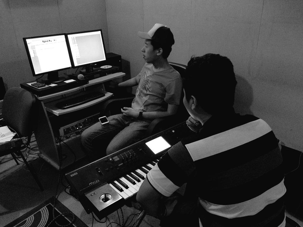 echasoemantri's tweet photo. Recording session. D2. http://t.co/nfuSaJbqCv